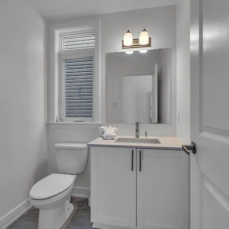 Modern 4br Executive Near Airport And Downtown Holiday home *