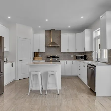 Modern 4br Executive Near Airport And Downtown *