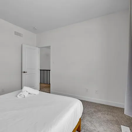 Modern 4br Executive Near Airport And Downtown Holiday home