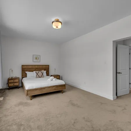 Holiday home Modern 4br Executive Near Airport And Downtown *