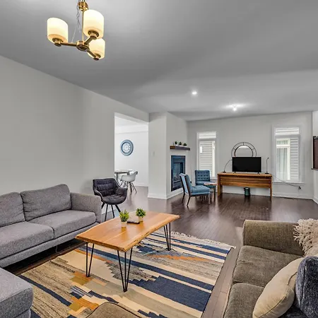 Modern 4br Executive Near Airport And Downtown Holiday home