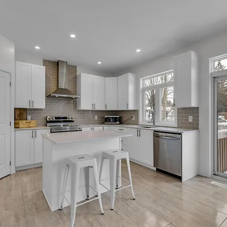 Modern 4br Executive Near Airport And Downtown *