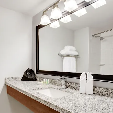 East By Ihg Ottawa