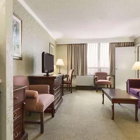 Days By Wyndham West Hotel
