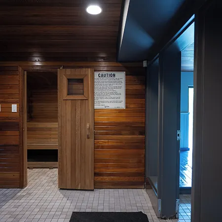 Ramada By Wyndham On The Rideau Hotel 3*