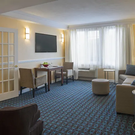 Fairfield & By Marriott Kanata 3*