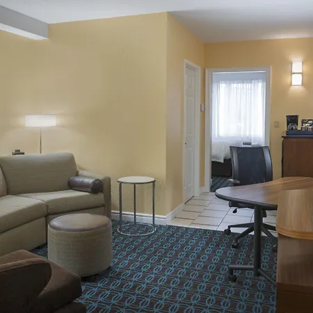 Fairfield & By Marriott Kanata 3*
