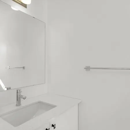 Modern 2br With Parking Near Airport And Downtown Holiday home Ottawa