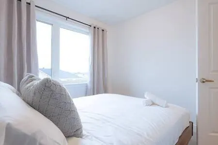 Holiday home Modern 2br With Parking Near Airport And Downtown *