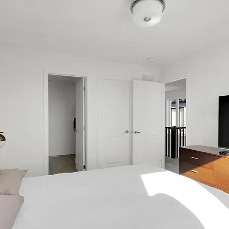 Modern 2br With Parking Near Airport And Downtown Holiday home Ottawa