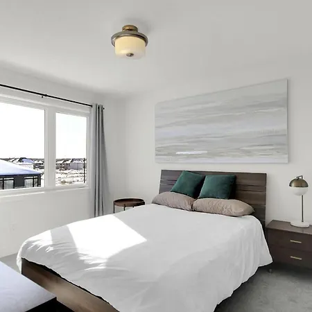 Holiday home Modern 2br With Parking Near Airport And Downtown *