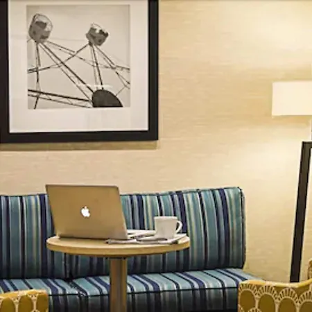 Hotel Hampton By Hilton Airport
