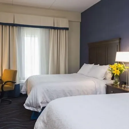 Hotel Hampton By Hilton Airport 3*