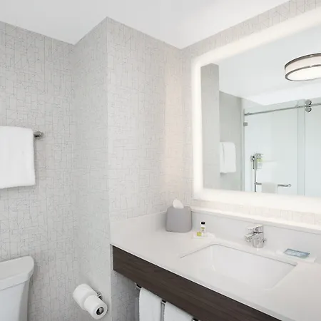 Express & Downtown East By Ihg