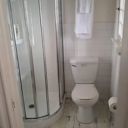 Ashbury House Bed & Breakfast 4*