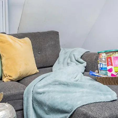 Urban 1br Gem With Kitchen, Smart Tv & Workspace