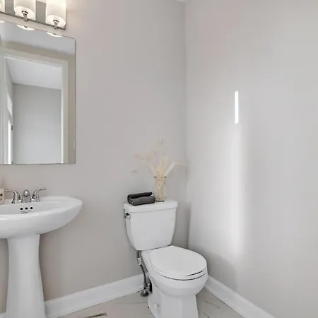 Spacious Family In Barrhaven Villa