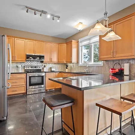 Maple Heights - Stunning In West