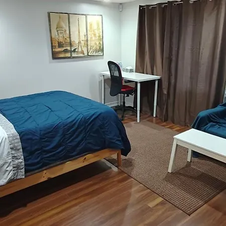 A Private Hideaway With Free Parking Minutes From The Airport