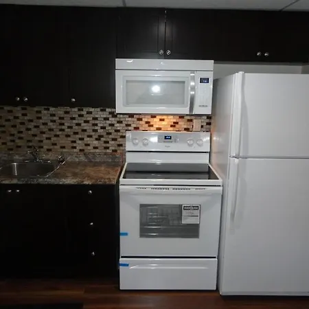 A Private Hideaway With Free Parking Minutes From The Airport Apartment