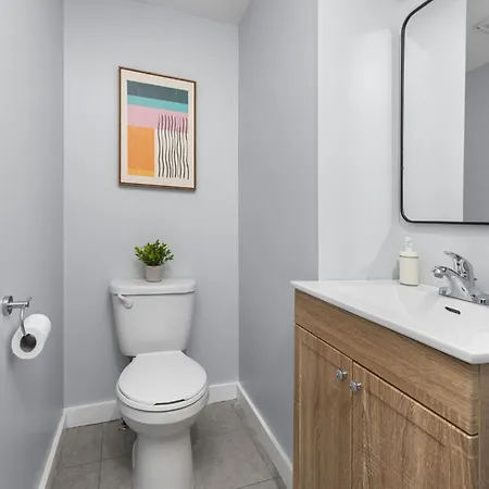 Newly Renovated - Modern Apartment *