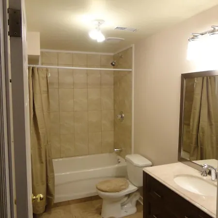 A Private Hideaway With Free Parking Minutes From The Airport Apartment
