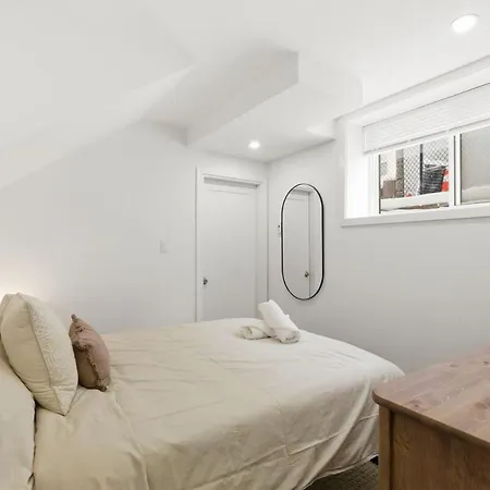 New Modern 1br Basement Near Downtown Free Parking Apartment *