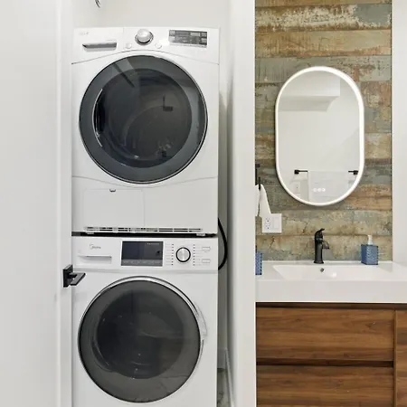 New Modern 1br Basement Near Downtown Free Parking Apartment Ottawa