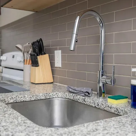 Newly Renovated - Modern Apartment *