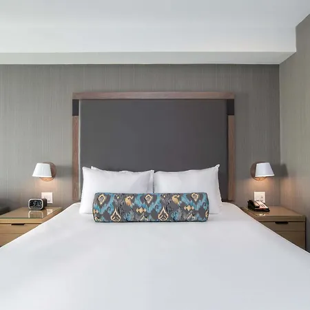 Sandman Signature Airport Hotel 4*