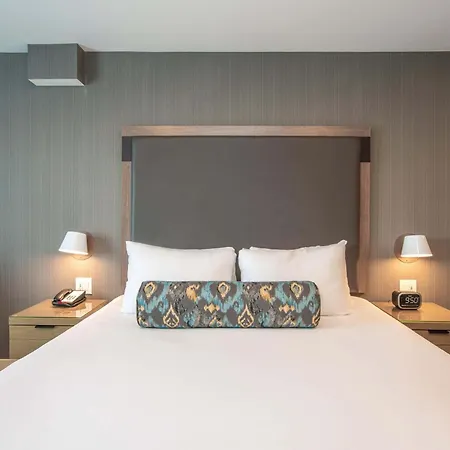 Hotel Sandman Signature Airport 4*