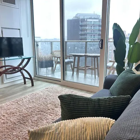 Apartment Modern In The Heart Of Westboro *