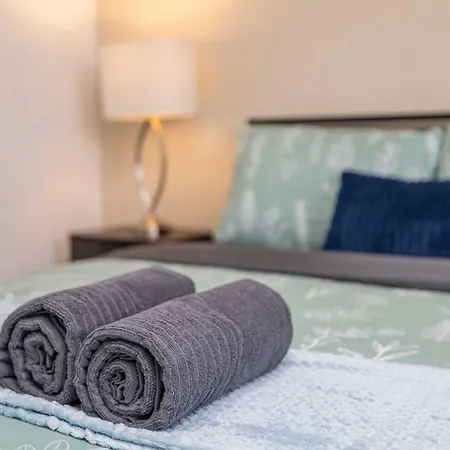 Modern By Byward Market & Rideau Centre Apartment *