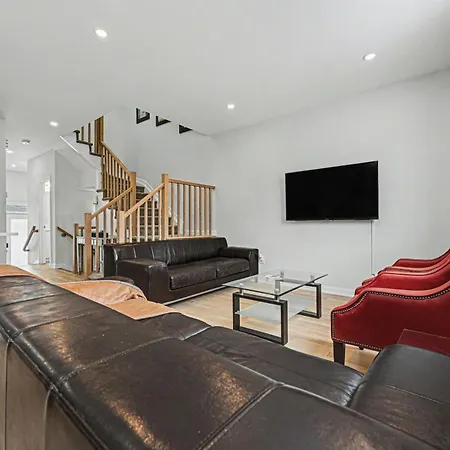 Holiday home Modern Spacious 3br With Free Parking And Wi-fi