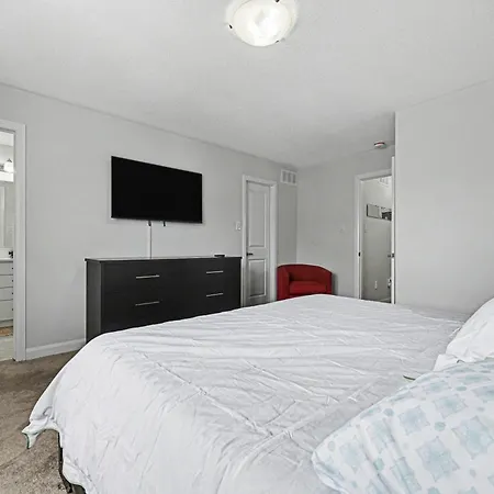 Modern Spacious 3br With Free Parking And Wi-fi Holiday home