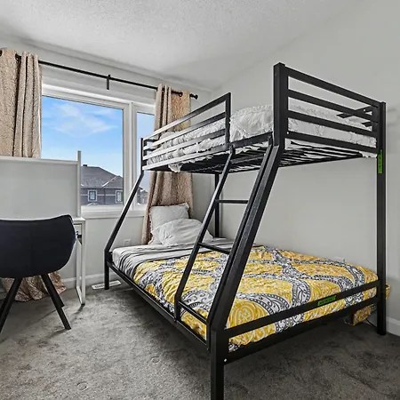 Modern Spacious 3br With Free Parking And Wi-fi Holiday home
