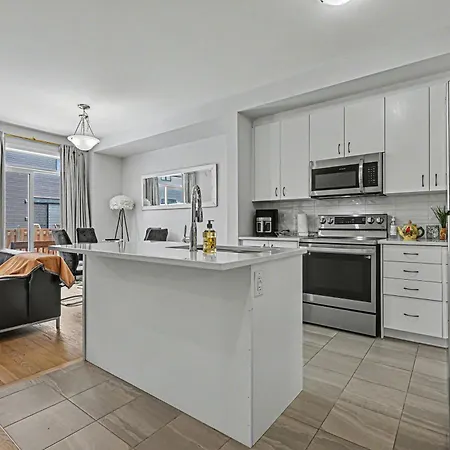 Modern Spacious 3br With Free Parking And Wi-fi Holiday home Ottawa