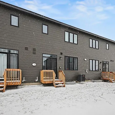 Holiday home Modern Spacious 3br With Free Parking And Wi-fi