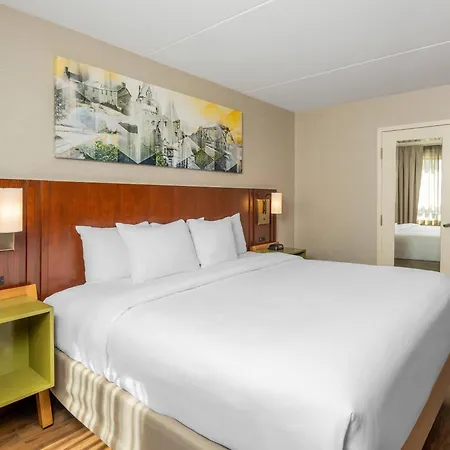 Comfort Kanata West Inn