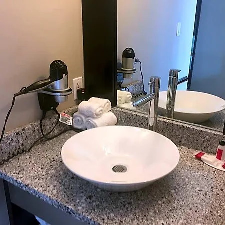 Hotel Ramada By Wyndham On The Rideau Ottawa