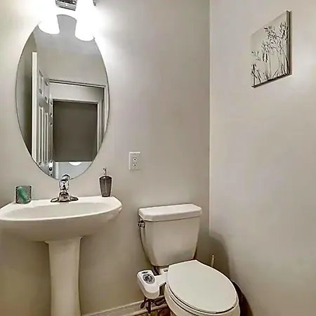 Holiday home Modern Townhome Near Attractions