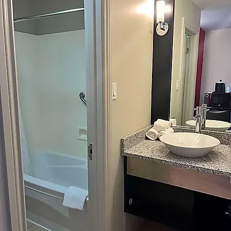 Ramada By Wyndham On The Rideau 3*