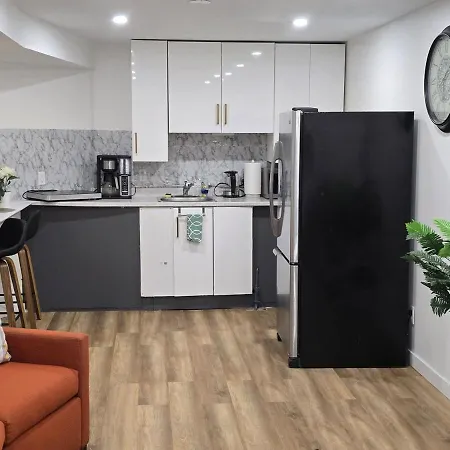 Apartment Elegant Basement In Barrhaven,