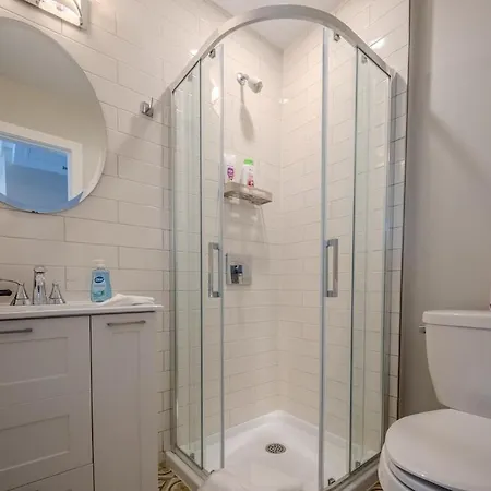 Modern Open-concept Minutes To Dt Apartment