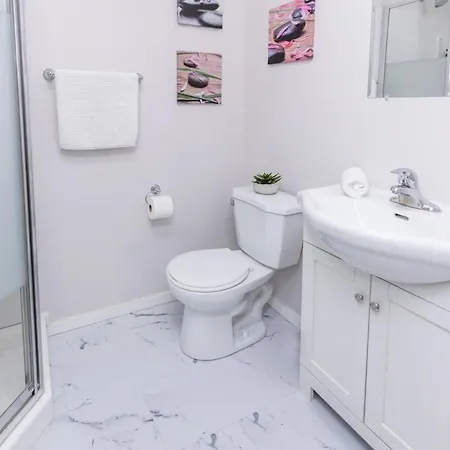 Modern Queen Apartment - Steps From Little Italy Apartment