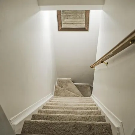 Apartment Elegant Basement In Barrhaven, *