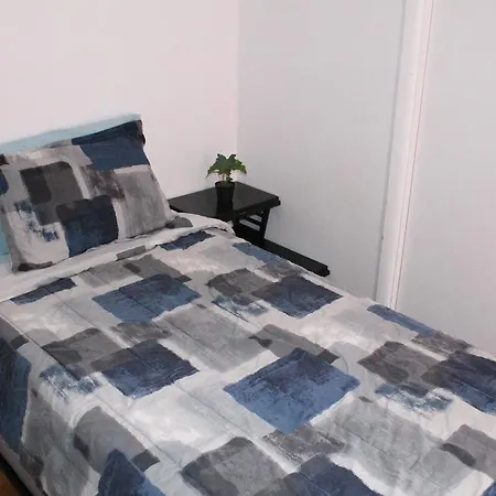 Adib - 840 Woodroffe Ave, Unit 1 Apartment *