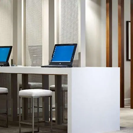 Hotel Delta By Marriott Centre 4*
