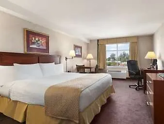 Days By Wyndham Airport Hotel