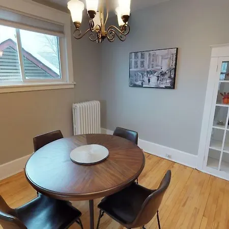 Apartment Bright Clean Private In The Heart Of Downtown! Parking Wi-fi Smart Tv Included *